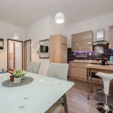 Little House זאדאר